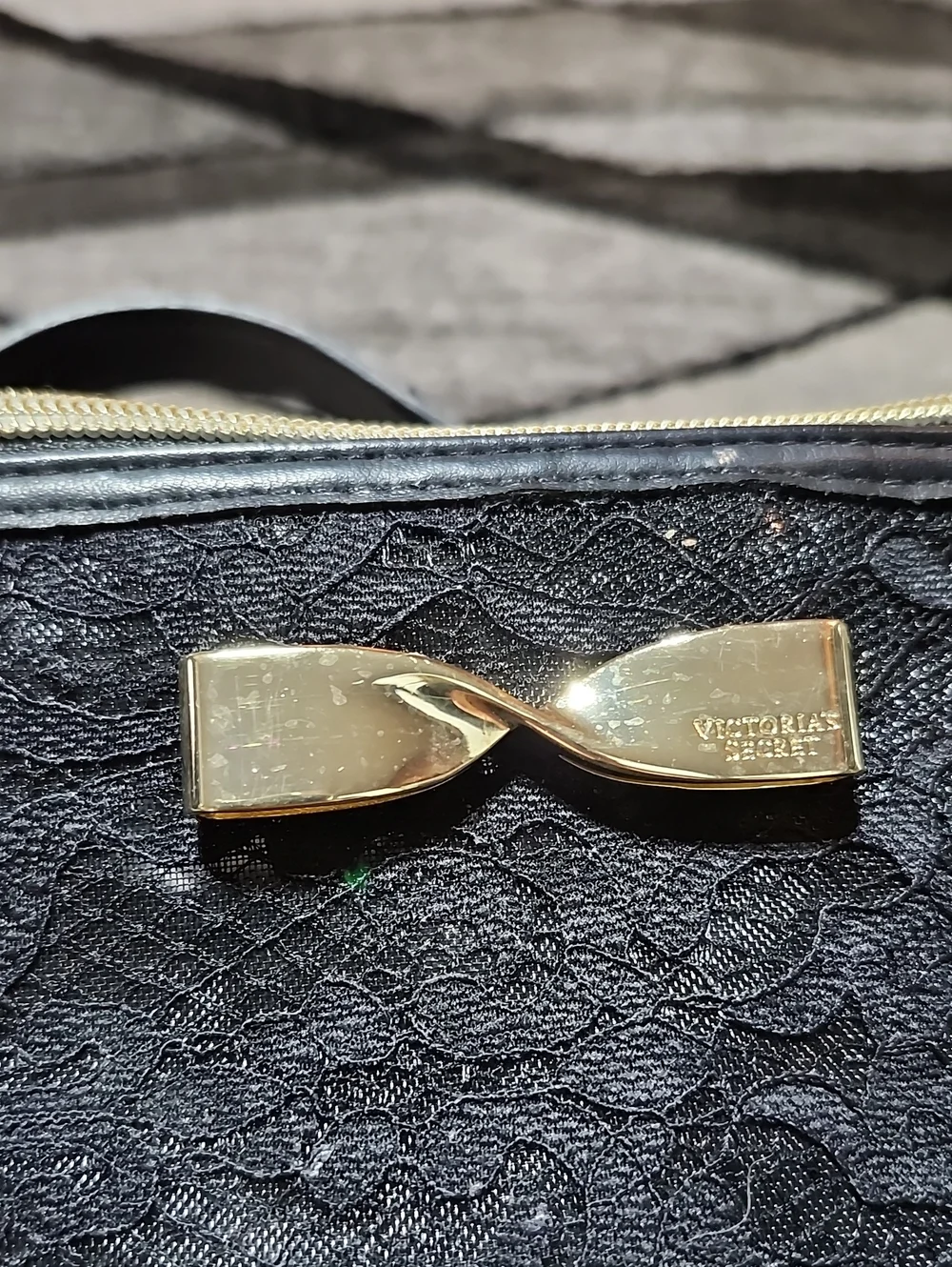 VICTORIA SECRET 2016 BLACK LACE OVERLAY GOLD EMBOSSED BOW TRAVEL TRAIN CASE
